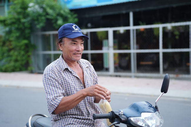 Từ thiện: Tặng bắp tại các công ty, xí nghiệp, khu công nghiệp xã Xuân Thới Sơn