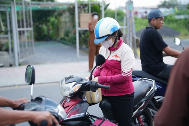 Từ thiện: Tặng bắp tại các công ty, xí nghiệp, khu công nghiệp xã Xuân Thới Sơn