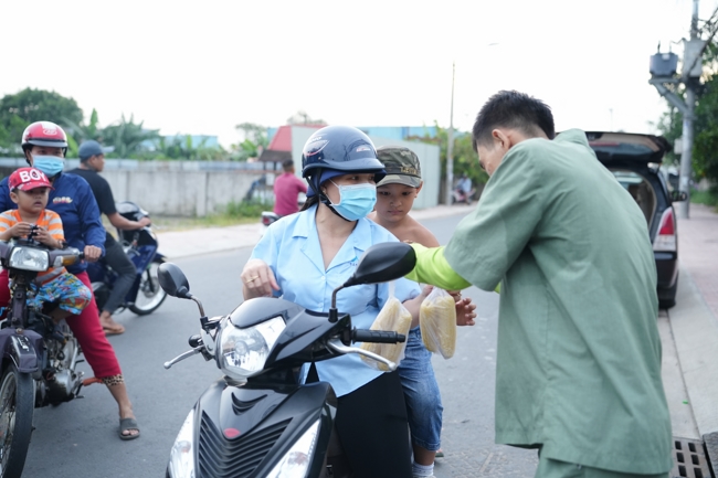 Từ thiện: Tặng bắp tại các công ty, xí nghiệp, khu công nghiệp xã Xuân Thới Sơn