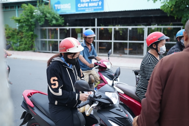 Từ thiện: Tặng bắp tại các công ty, xí nghiệp, khu công nghiệp xã Xuân Thới Sơn