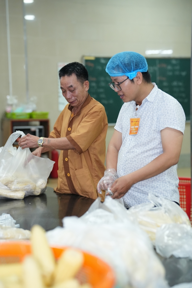 Từ thiện: Tặng bắp tại các công ty, xí nghiệp, khu công nghiệp xã Xuân Thới Sơn