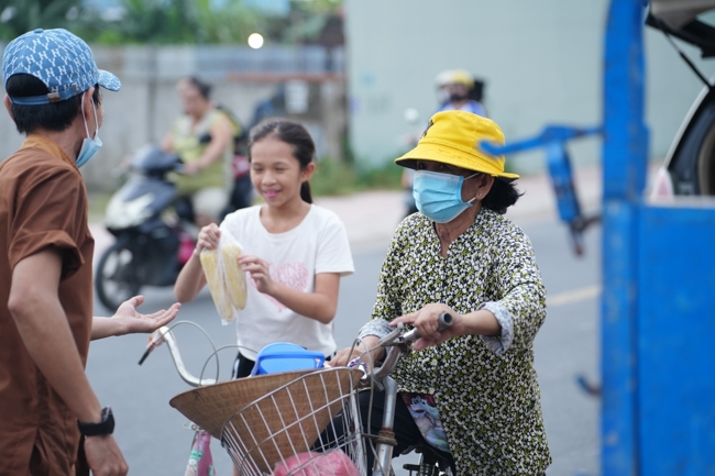 Từ thiện: Tặng bắp tại các công ty, xí nghiệp, khu công nghiệp xã Xuân Thới Sơn