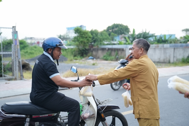 Từ thiện: Tặng bắp tại các công ty, xí nghiệp, khu công nghiệp xã Xuân Thới Sơn