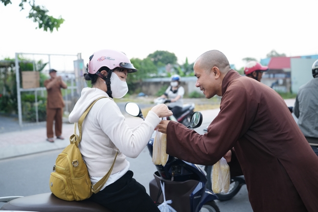 Từ thiện: Tặng bắp tại các công ty, xí nghiệp, khu công nghiệp xã Xuân Thới Sơn