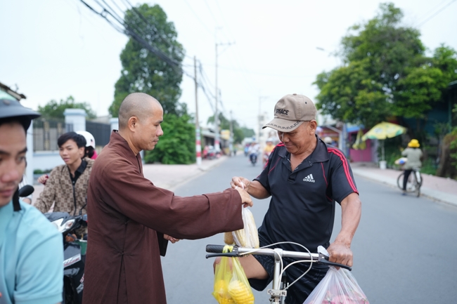 Từ thiện: Tặng bắp tại các công ty, xí nghiệp, khu công nghiệp xã Xuân Thới Sơn