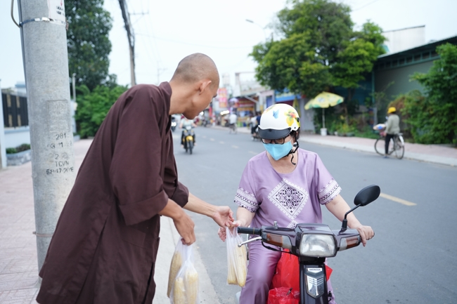 Từ thiện: Tặng bắp tại các công ty, xí nghiệp, khu công nghiệp xã Xuân Thới Sơn