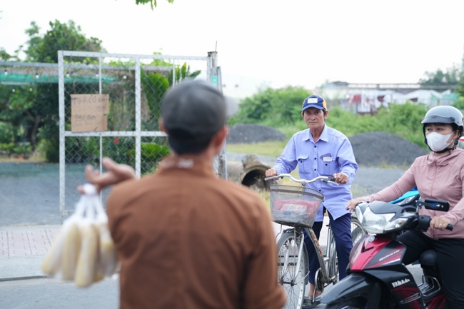 Từ thiện: Tặng bắp tại các công ty, xí nghiệp, khu công nghiệp xã Xuân Thới Sơn