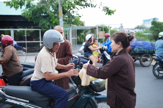 Từ thiện: Tặng bắp tại các công ty, xí nghiệp, khu công nghiệp xã Xuân Thới Sơn