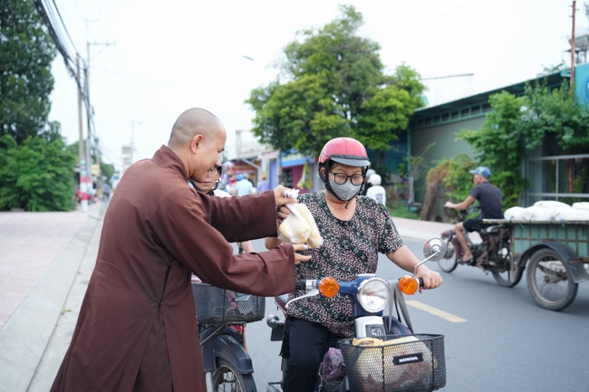 Từ thiện: Tặng bắp tại các công ty, xí nghiệp, khu công nghiệp xã Xuân Thới Sơn