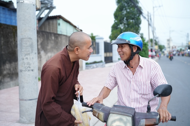 Từ thiện: Tặng bắp tại các công ty, xí nghiệp, khu công nghiệp xã Xuân Thới Sơn