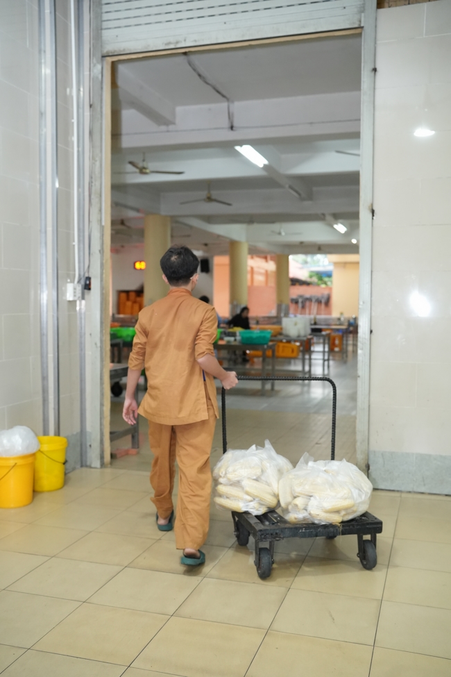 Từ thiện: Tặng bắp tại các công ty, xí nghiệp, khu công nghiệp xã Xuân Thới Sơn