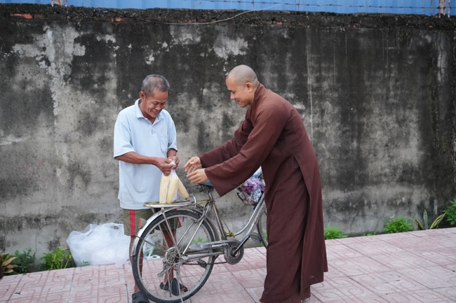 Từ thiện: Tặng bắp tại các công ty, xí nghiệp, khu công nghiệp xã Xuân Thới Sơn