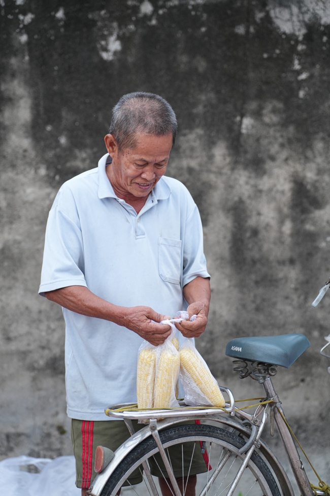 Từ thiện: Tặng bắp tại các công ty, xí nghiệp, khu công nghiệp xã Xuân Thới Sơn