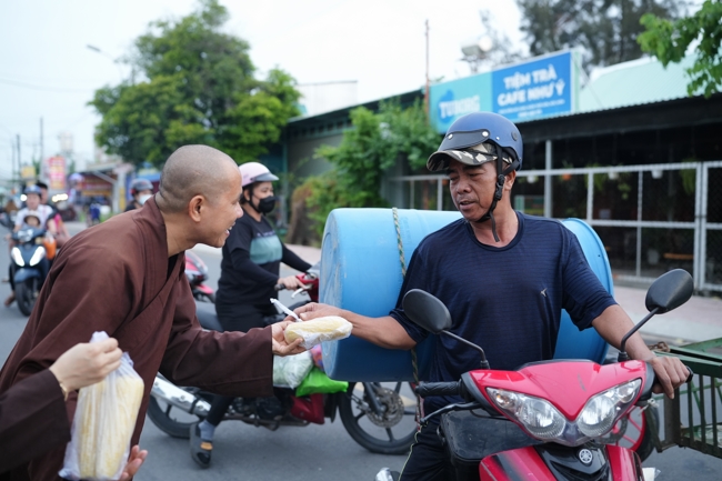 Từ thiện: Tặng bắp tại các công ty, xí nghiệp, khu công nghiệp xã Xuân Thới Sơn