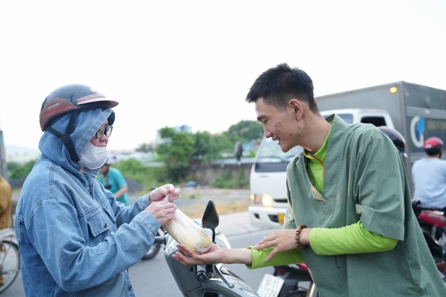 Từ thiện: Tặng bắp tại các công ty, xí nghiệp, khu công nghiệp xã Xuân Thới Sơn