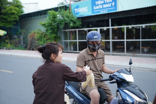 Từ thiện: Tặng bắp tại các công ty, xí nghiệp, khu công nghiệp xã Xuân Thới Sơn