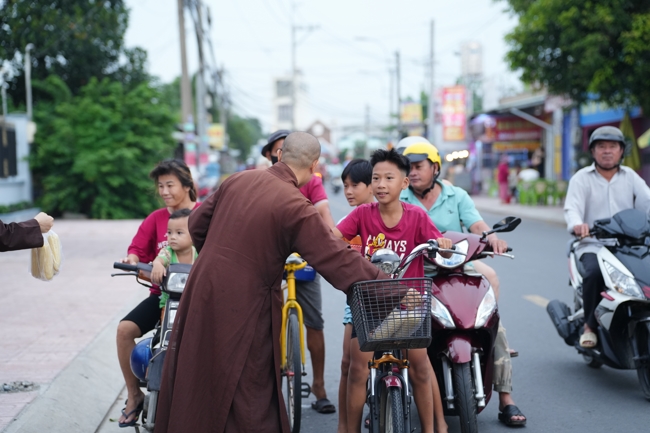 Từ thiện: Tặng bắp tại các công ty, xí nghiệp, khu công nghiệp xã Xuân Thới Sơn