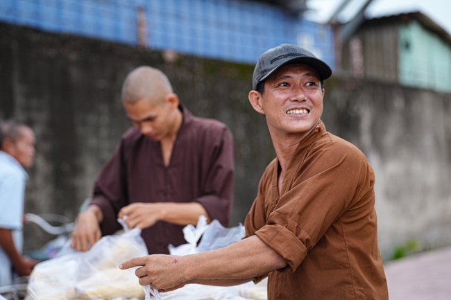 Từ thiện: Tặng bắp tại các công ty, xí nghiệp, khu công nghiệp xã Xuân Thới Sơn