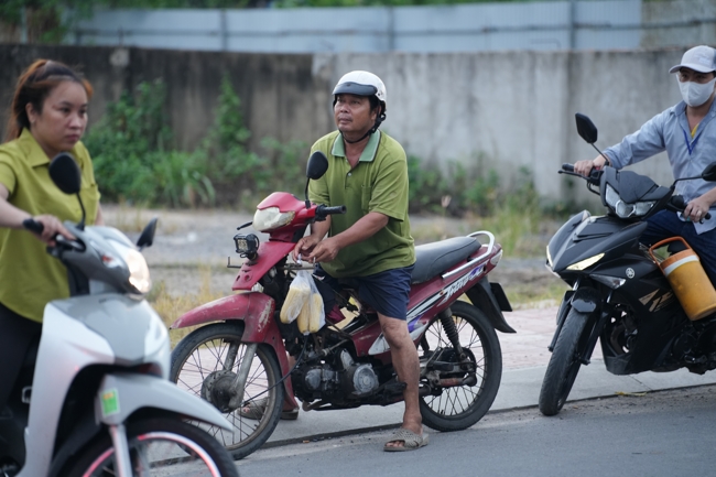 Từ thiện: Tặng bắp tại các công ty, xí nghiệp, khu công nghiệp xã Xuân Thới Sơn