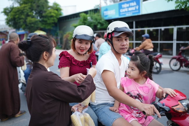 Từ thiện: Tặng bắp tại các công ty, xí nghiệp, khu công nghiệp xã Xuân Thới Sơn