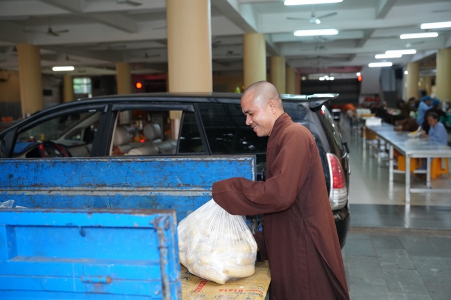 Từ thiện: Tặng bắp tại các công ty, xí nghiệp, khu công nghiệp xã Xuân Thới Sơn