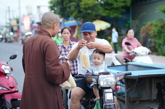 Từ thiện: Tặng bắp tại các công ty, xí nghiệp, khu công nghiệp xã Xuân Thới Sơn