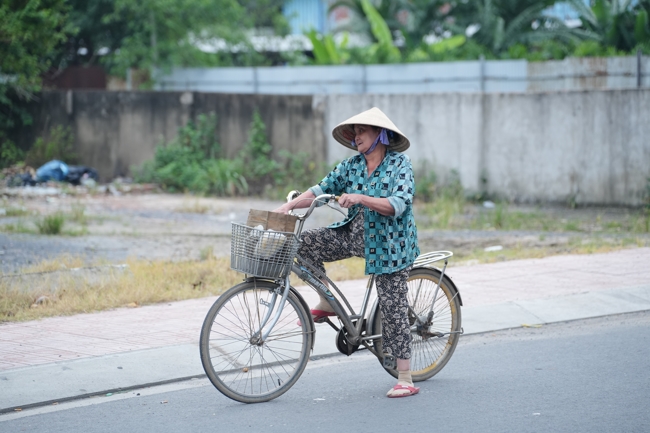 Từ thiện: Tặng bắp tại các công ty, xí nghiệp, khu công nghiệp xã Xuân Thới Sơn