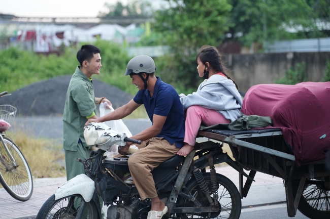 Từ thiện: Tặng bắp tại các công ty, xí nghiệp, khu công nghiệp xã Xuân Thới Sơn