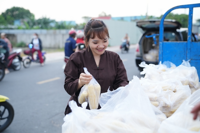 Từ thiện: Tặng bắp tại các công ty, xí nghiệp, khu công nghiệp xã Xuân Thới Sơn