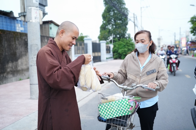 Từ thiện: Tặng bắp tại các công ty, xí nghiệp, khu công nghiệp xã Xuân Thới Sơn