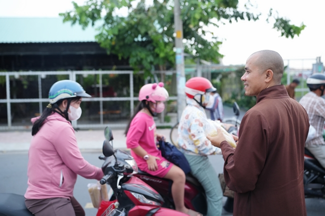 Từ thiện: Tặng bắp tại các công ty, xí nghiệp, khu công nghiệp xã Xuân Thới Sơn