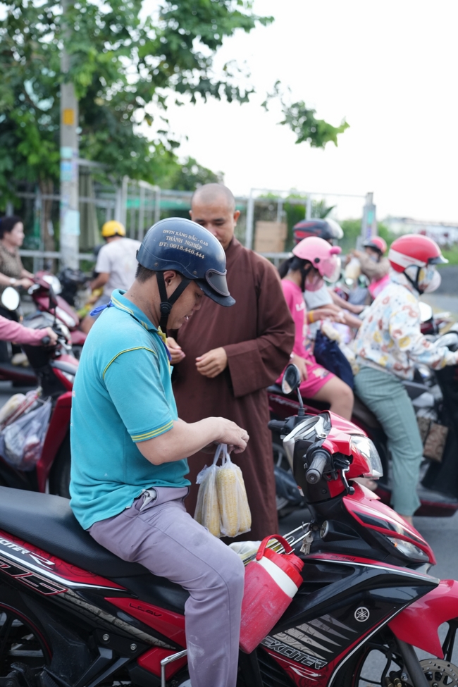 Từ thiện: Tặng bắp tại các công ty, xí nghiệp, khu công nghiệp xã Xuân Thới Sơn