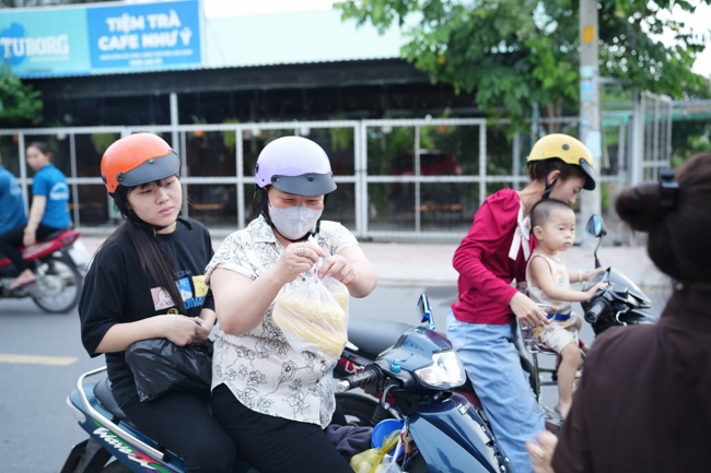 Từ thiện: Tặng bắp tại các công ty, xí nghiệp, khu công nghiệp xã Xuân Thới Sơn