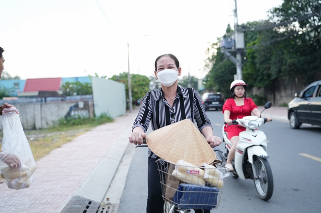 Từ thiện: Tặng bắp tại các công ty, xí nghiệp, khu công nghiệp xã Xuân Thới Sơn