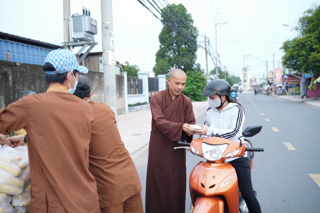 Từ thiện: Tặng bắp tại các công ty, xí nghiệp, khu công nghiệp xã Xuân Thới Sơn