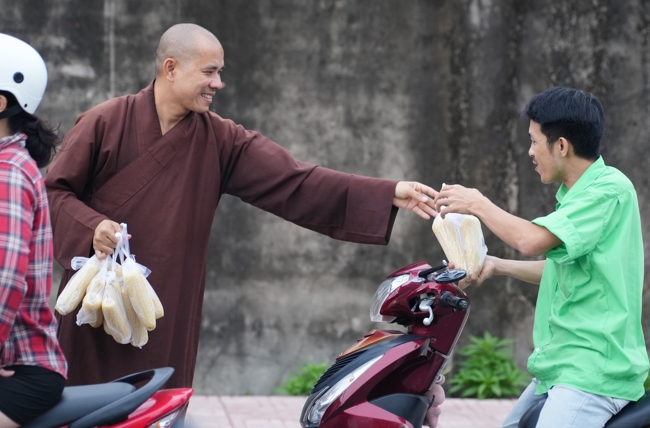 Từ thiện: Tặng bắp tại các công ty, xí nghiệp, khu công nghiệp xã Xuân Thới Sơn