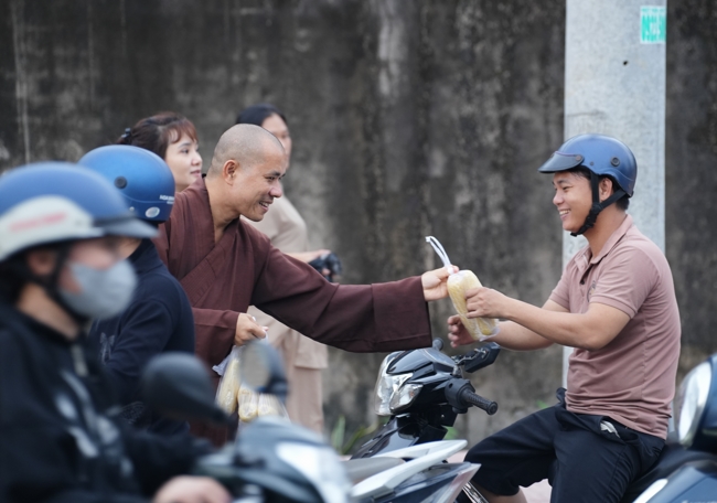 Từ thiện: Tặng bắp tại các công ty, xí nghiệp, khu công nghiệp xã Xuân Thới Sơn