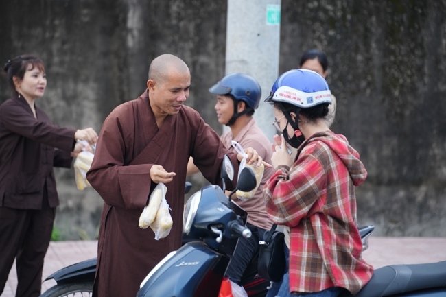 Từ thiện: Tặng bắp tại các công ty, xí nghiệp, khu công nghiệp xã Xuân Thới Sơn