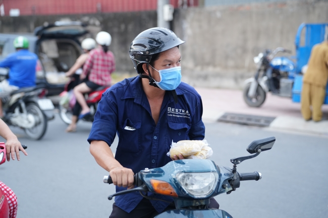 Từ thiện: Tặng bắp tại các công ty, xí nghiệp, khu công nghiệp xã Xuân Thới Sơn