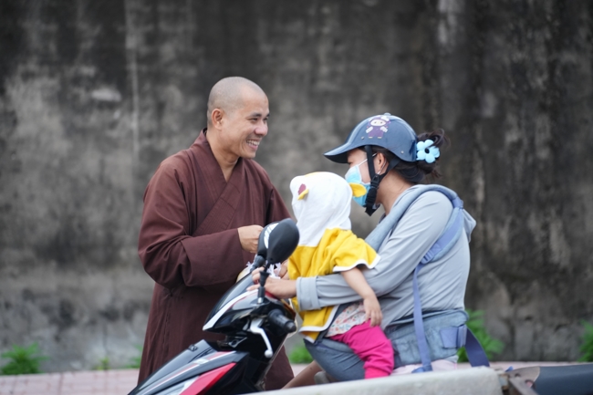 Từ thiện: Tặng bắp tại các công ty, xí nghiệp, khu công nghiệp xã Xuân Thới Sơn