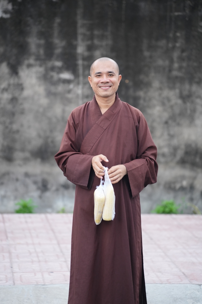 Từ thiện: Tặng bắp tại các công ty, xí nghiệp, khu công nghiệp xã Xuân Thới Sơn