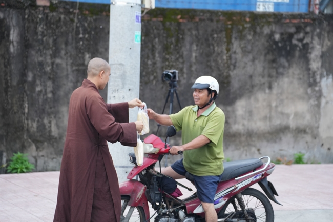 Từ thiện: Tặng bắp tại các công ty, xí nghiệp, khu công nghiệp xã Xuân Thới Sơn