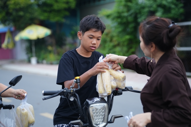 Từ thiện: Tặng bắp tại các công ty, xí nghiệp, khu công nghiệp xã Xuân Thới Sơn