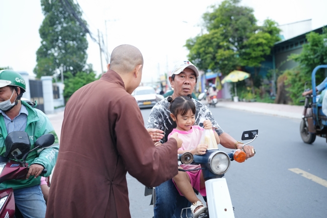 Từ thiện: Tặng bắp tại các công ty, xí nghiệp, khu công nghiệp xã Xuân Thới Sơn