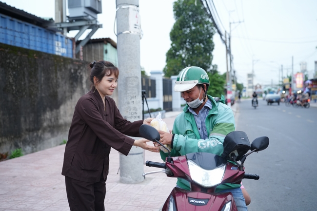 Từ thiện: Tặng bắp tại các công ty, xí nghiệp, khu công nghiệp xã Xuân Thới Sơn