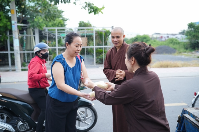 Từ thiện: Tặng bắp tại các công ty, xí nghiệp, khu công nghiệp xã Xuân Thới Sơn