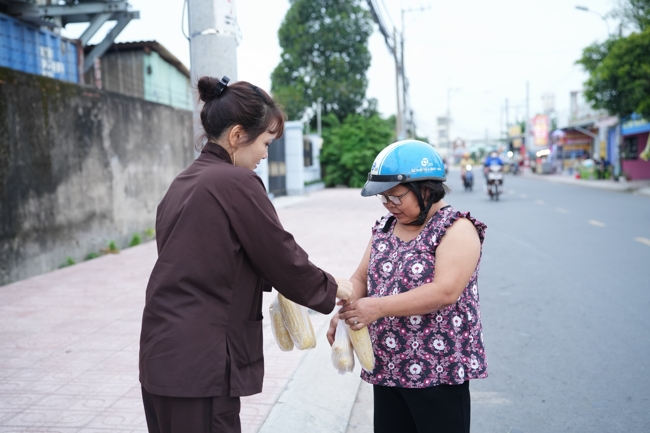 Từ thiện: Tặng bắp tại các công ty, xí nghiệp, khu công nghiệp xã Xuân Thới Sơn