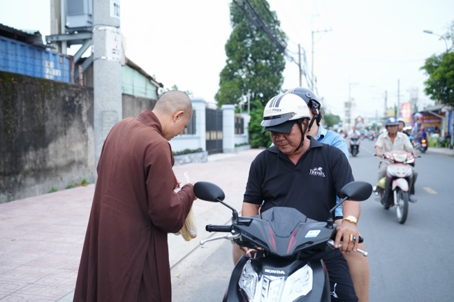 Từ thiện: Tặng bắp tại các công ty, xí nghiệp, khu công nghiệp xã Xuân Thới Sơn