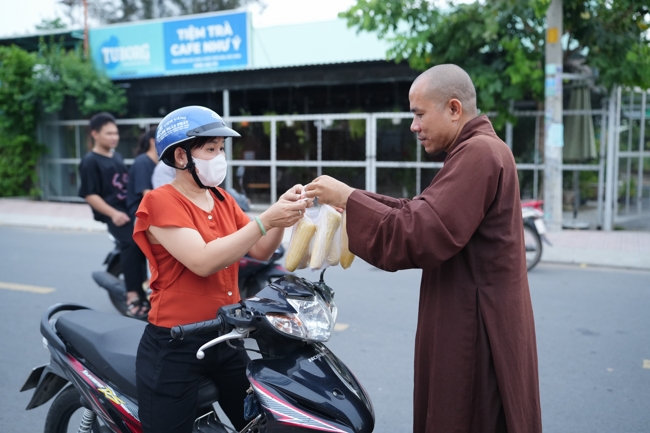 Từ thiện: Tặng bắp tại các công ty, xí nghiệp, khu công nghiệp xã Xuân Thới Sơn