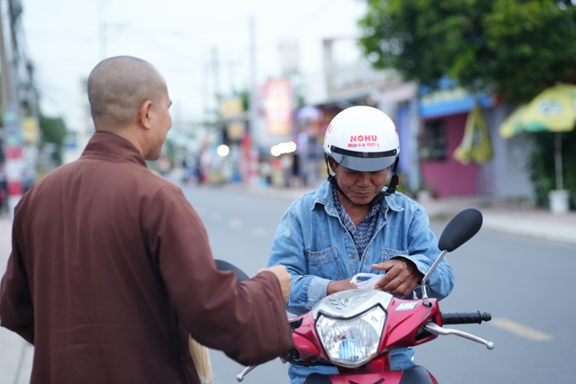 Từ thiện: Tặng bắp tại các công ty, xí nghiệp, khu công nghiệp xã Xuân Thới Sơn